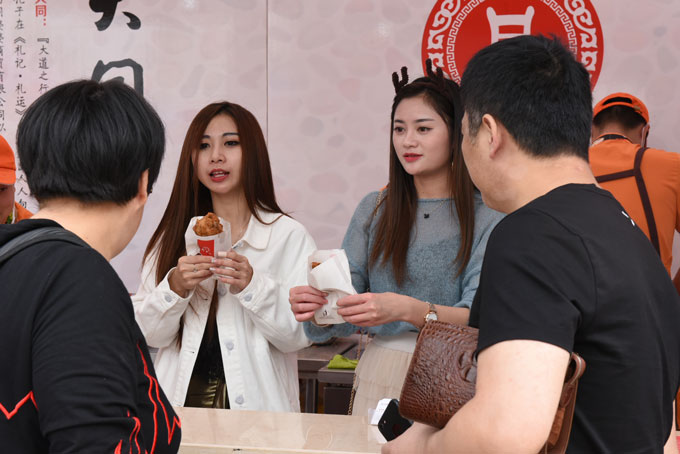 美女邀请吃同婆婆香骨鸡腿