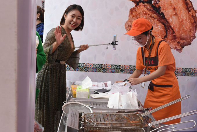 网红直播同婆婆香骨鸡腿